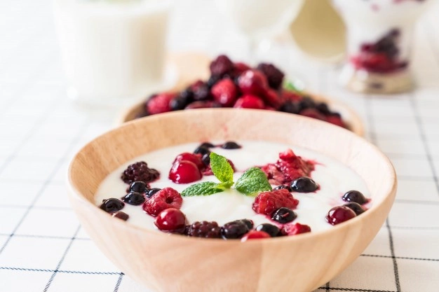 high_protein_greek_yoghurt_with_berries_recipe